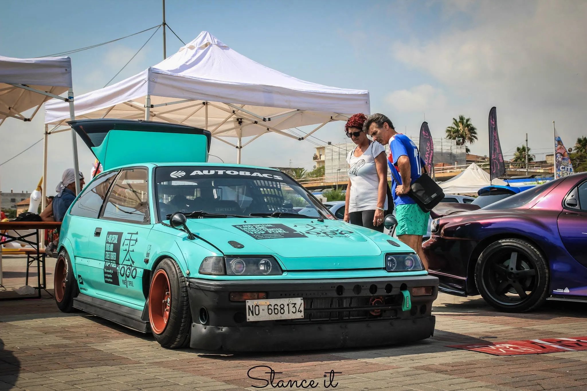 Una Civic EG verde acqua, carrozzeria rifatta a mano.