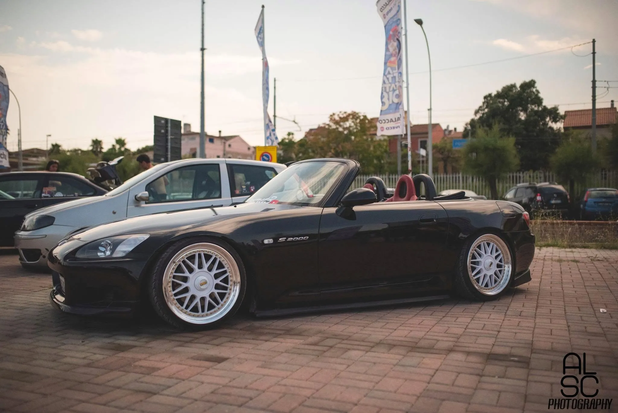 Una S2000 nera scoperta, palme sopra.